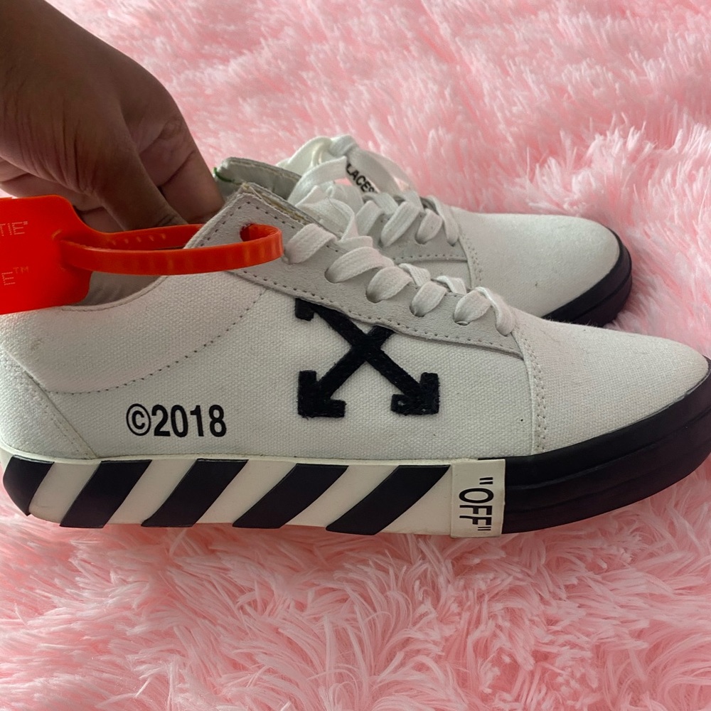 Off White Vulcanized Low Sneakers
